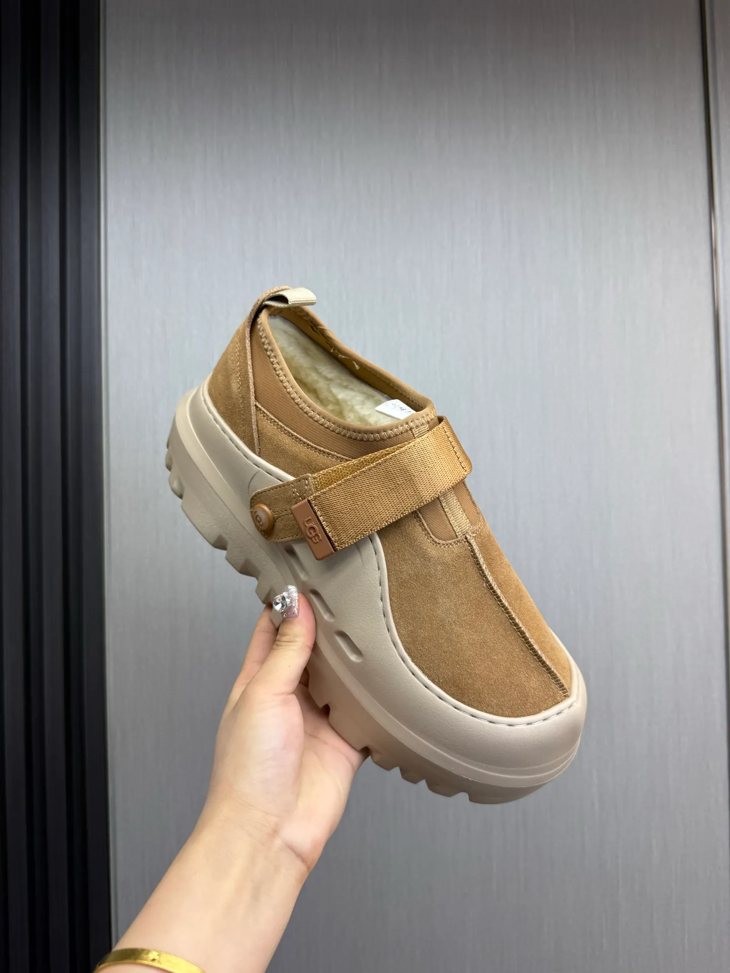 Men's shoes💰580💰Couples💖 New UGG fur integrated men's simple and fashionable snow boots. The most worth buying at the end of this year are warm casual shoes. Whether you are out and about at home, their comfortable and warm performance will be your most suitable fashion companion! The material is cowhide upper and imported wool is used inside. Warm and comfortable! The eva+ rubber patch outsole is cushioned, non-slip and wear-resistant, and has good elasticity. It is light and wear-resistant, comfortable and soft, and the new simple cut is more fashionable. It has both practicality and fashion sense, so you no longer have to worry about how to match it in winter, while still maintaining your fashionable taste. High-quality genuine wool. Look at the details for the material! Size: 35-40-41-42-43-44-44 sneaker size